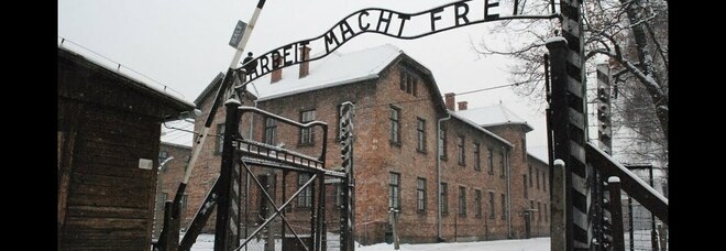 Auschwitz, fa il saluto nazista: arrestata. Lei si giustifica: «Era uno scherzo»