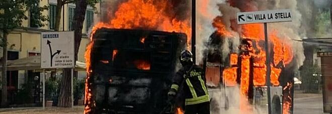 Firenze, bus in fiamme in piazza Edison: l'incendio spaventa i cittadini