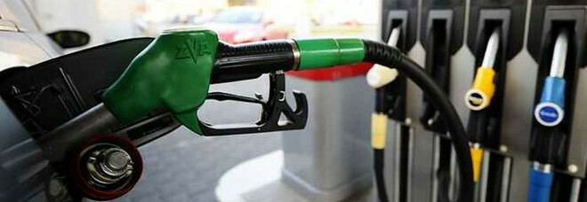 Si può fare benzina o diesel con l'auto accesa? Ecco la risposta (e cosa si rischia)