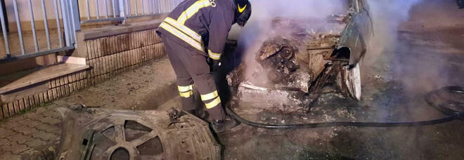 Attentato incendiario: brucia nella notte il suv dell'assessore comunale FOTO