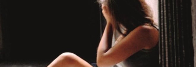 Ragazza di 24 anni violentata da tre giovani nell'ascensore della stazione
