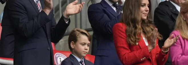 William, Kate e il piccolo George allo stadio per Inghilterra-Germania, il gesto del bimbo spiazza tutti: «Non è possibile...»