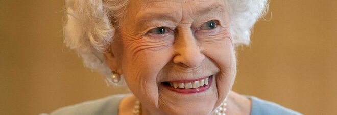 La regina Elisabetta compie 96 anni e vola in elicottero a Sandringham: «La casa preferita di Filippo»
