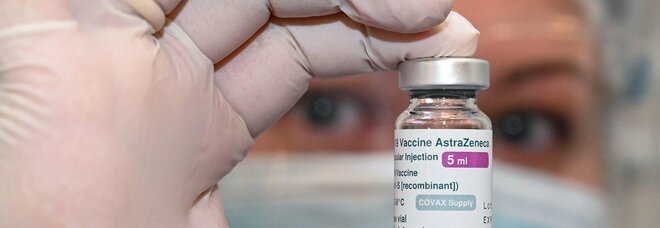 AstraZeneca, Asl Lazio bloccano i vaccini per professori e vigili (ma dosi in arrivo alle 14)