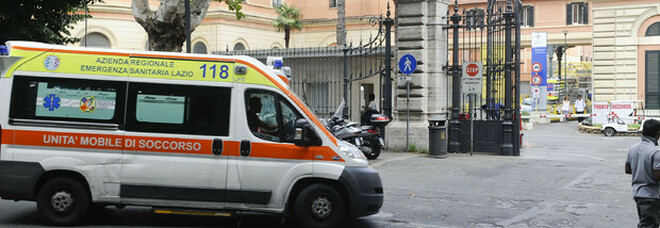 Roma, rinviano l'intervento di un giorno: paziente manda in frantumi una vetrata del Policlinico