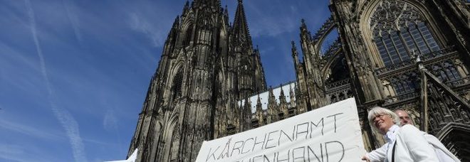 Il fantasma di Lutero sulla rivoluzione della Chiesa in Germania, pressing delle donne per il sacerdozio