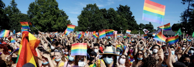 Savelletri, «Niente spray anti zanzare, sei gay»: gravi offese omofobe ad un ragazzo