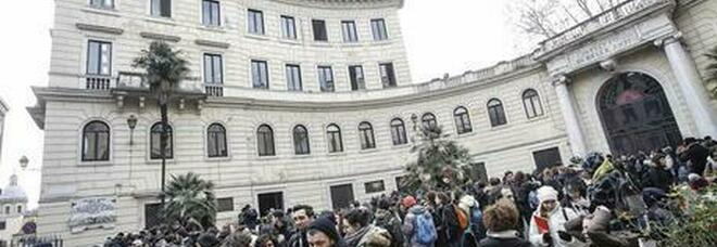 Roma, tensione forze dell'ordine-studenti davanti al liceo Ripetta occupato: impedito ingresso nella scuola