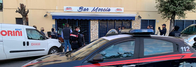 Roma, rimossa l'insegna del bar Moccia a Tor Bella Monaca: il bar confiscato al clan e riconsegnato all'Ater