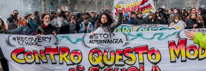 Studenti in corteo a Milano per Giuseppe e Lorenzo: «Non si può morire di scuola»