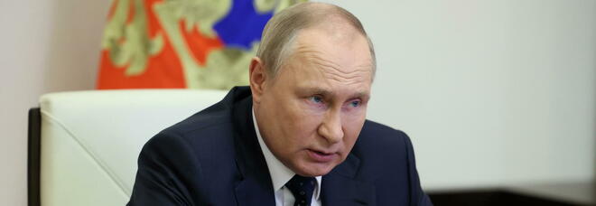 «Putin circondato dai medici, curato anche tra una riunione e l'altra»: è caos al Cremlino