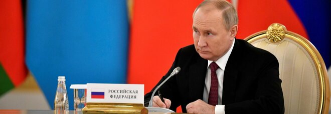 Putin in un vicolo cieco, 007 di Kiev: «Non può fermare la guerra e non può vincerla»