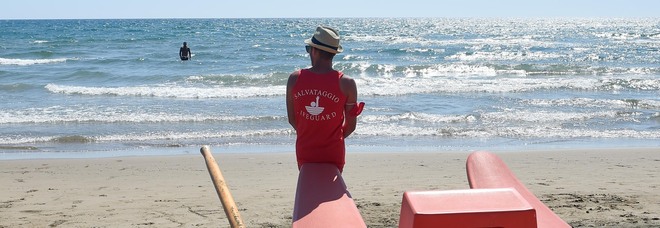 Paura in spiaggia, bagnino positivo: contagio da una persona di rientro dalla Spagna Chiusi lidi