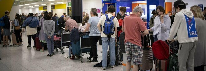 Aeroporti inglesi nel caos per il ritiro bagagli, lunghe file. Ryanair: «Serve l'esercito per la sicurezza dei turisti»