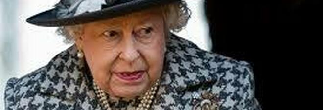 La regina Elisabetta non parteciperà alla conferenza sul clima: ordine dei medici