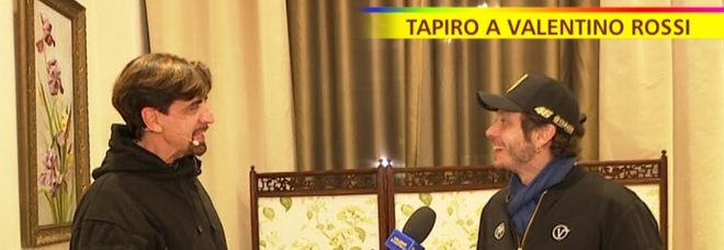 Striscia festeggia Valentino Rossi con il "Tapiro di Diamanti": «Smettere era giusto, ma non vado in pensione!»