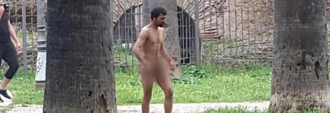 Roma choc, uomo passeggia nudo a piazza Vittorio tra lo stupore dei passanti