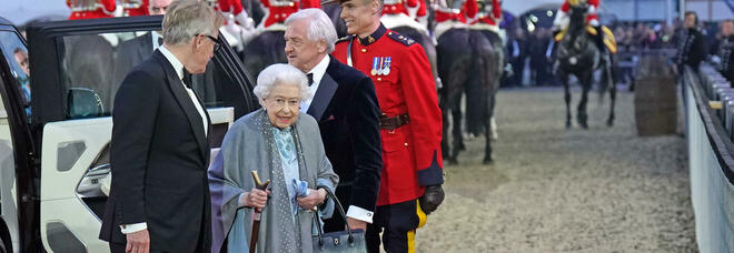 Regina Elisabetta, ecco le prime celebrazioni per il Giubileo di Platino: accoglienza trionfale a Windsor