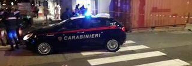 Carabiniere fuori servizio tenta di sventare una rapina: accoltellato dai banditi, è grave. Fermato 16 enne