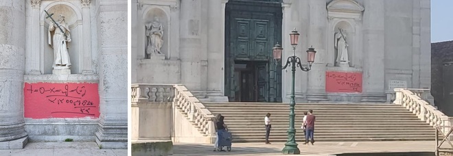 Sfregiata la basilica del Redentore: scritta misteriosa sotto una statua Foto Zaia: «È ignoranza, gesto oltraggioso e incivile»