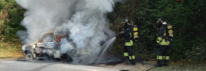 Auto divorata dalle fiamme: una donna scende appena in tempo Foto