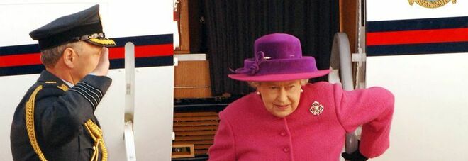 La regina Elisabetta e il suo privilegio: «Non ha mai avuto patente e passaporto». Ecco perché