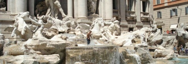 Ancora un tuffo nella Fontana di Trevi: multa e Daspo dalla Capitale per un turista italiano