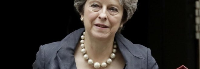Chiede allo staff di comprargli sex toys: indagine su un sottosegretario di Theresa May