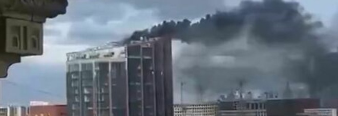 Mosca, in fiamme la Dm Tower: il business center di 18 piani in pieno centro va a fuoco