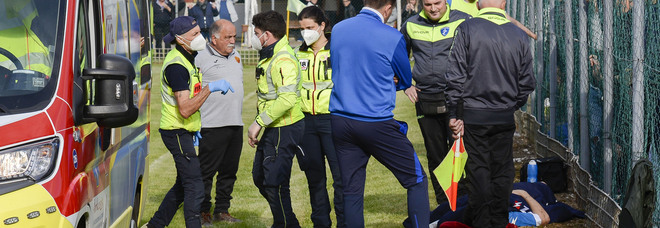 Terrore durante la partita: calciatore finisce contro il palo della recinzione, ambulanza in campo FOTO