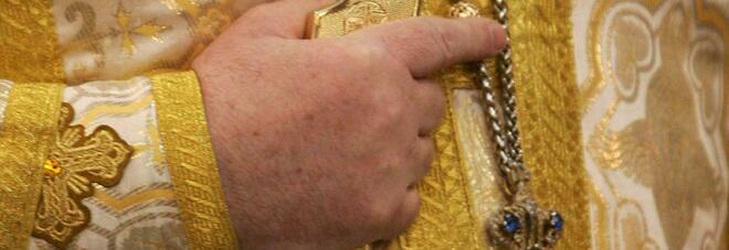 Arcivescovo invita i fedeli a togliere le mascherine in chiesa: «Imprigionano la fede»