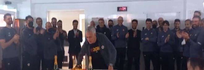 Roma, Mourinho compie 59 anni: gli auguri della squadra con una torta speciale