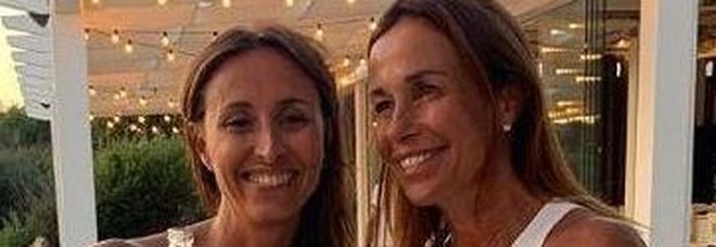 Benedetta e Cristina Parodi, total white per l'happy hour sulla spiaggia