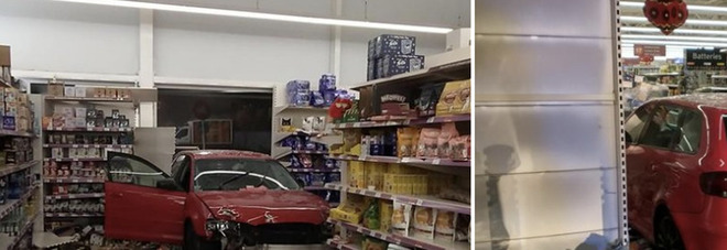 Sbaglia manovra e finisce con l'auto dentro il supermercato FOTO