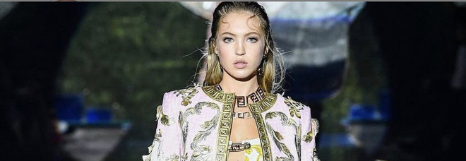 Lila, la figlia di Kate Moss, in passerella a Milano per Versace con il sensore per il diabete in vista