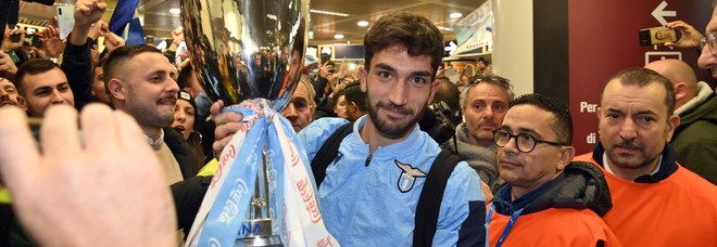 La Lazio porta Supercoppa a Roma, la festa con i tifosi a Fiumicino VIDEO