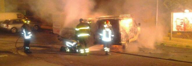 Inferno a Bari, fiamme nella notte alla zona industriale: bruciati 12 furgoni frigo