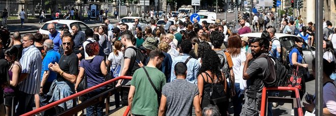Milano, si getta sotto la metro: muore una donna. Linea M1 interrotta per ore tra Villa San Giovanni e Palestro