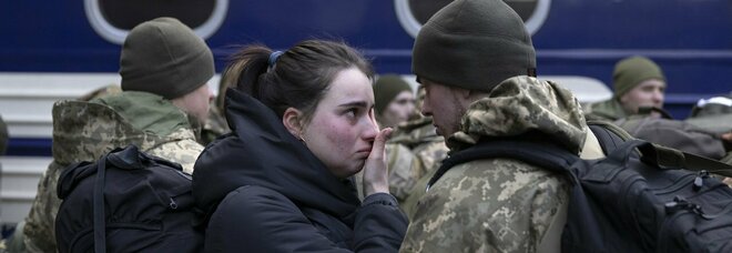 Ucraina, la denuncia di una donna: «I soldati russi hanno ucciso mio marito, poi mi hanno violentato»