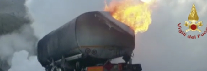 Autocisterna con 40 mila litri di benzina si ribalta e prende fuoco