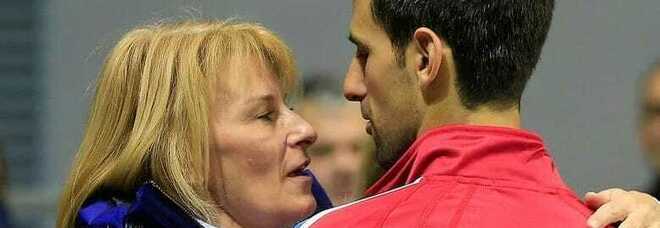 Djokovic, la mamma lo difende: «In pubblico senza mascherina? Non sapeva di essere positivo»