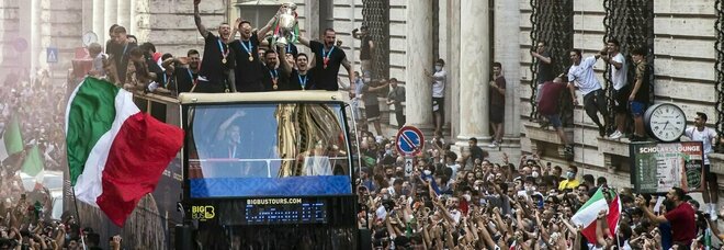 Roma, focolai Covid e variante “azzurra”: positivi in aumento nel Lazio. L'Oms: «Pagheremo caro quei festeggiamenti»