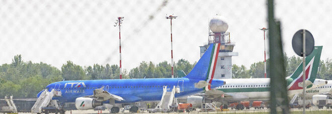 Milano, aereo Ita Airways impatta con un uccello e torna a Linate con un motore in fumo