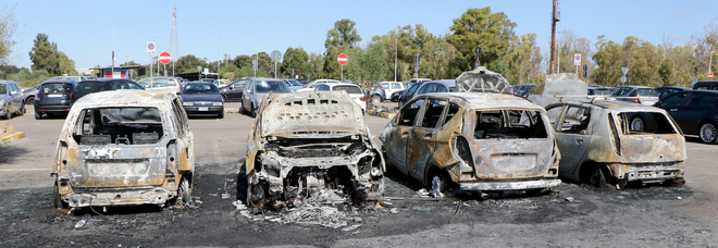 Operai vanno al lavoro in fabbrica, quando tornano nel parcheggio scoprono tutte le auto incendiate