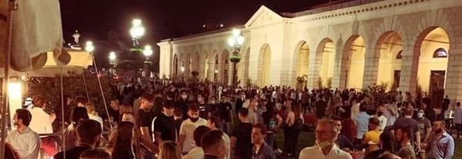 Brescia, folla nella piazza della movida, la rabbia del sindaco Del Bono: «Da oggi richiudo la sera»