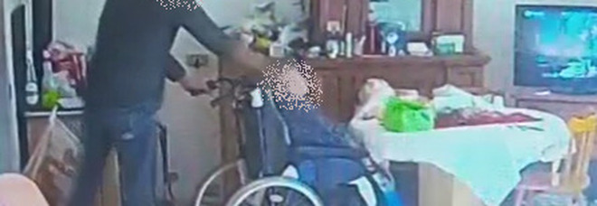 Schiaffi, minacce e umiliazioni alla madre invalida: arrestato il figlio. I carabinieri lo incastrano grazie alle telecamere