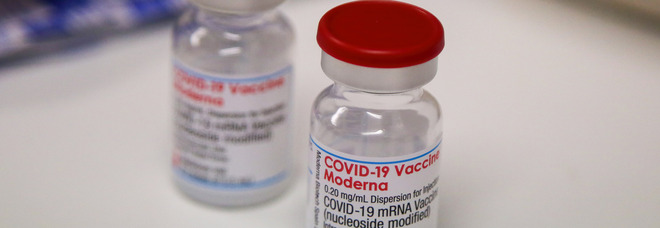 Covid, Moderna: «Con la terza dose di vaccino protetti 37 volte in più contro Omicron»