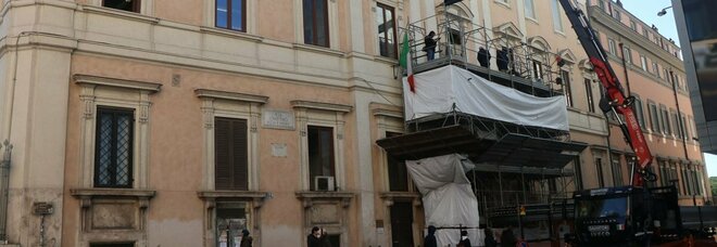 Roma, i lavori al "Viscontino" mettono scuola e genitori contro il Municipio. Tutta colpa di un'impalcatura con... sponsor