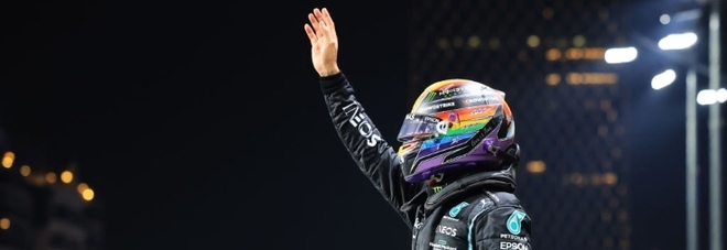 Hamilton d'Arabia: conquista la pole a Jeddah, mentre Verstappen si schianta sul muro