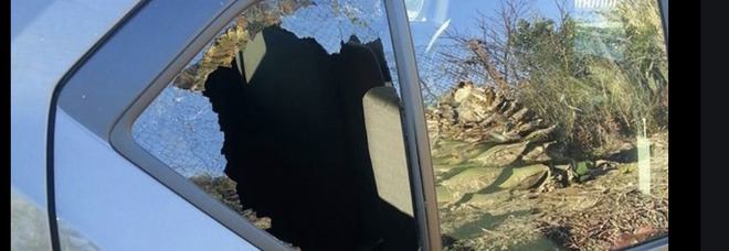 Rompono i finestrini delle auto con un martelletto e le saccheggiano: arrestati due afghani